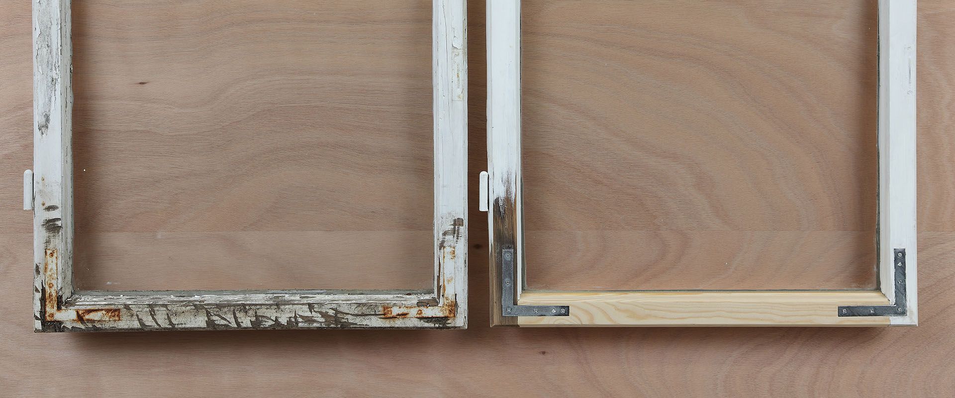 Zwei Fensterflügel nebeneinander: links der verwitterte Altbestand, rechts derselbe Flügel mit eingesetztem neuen Holz und Metallwinkeln.