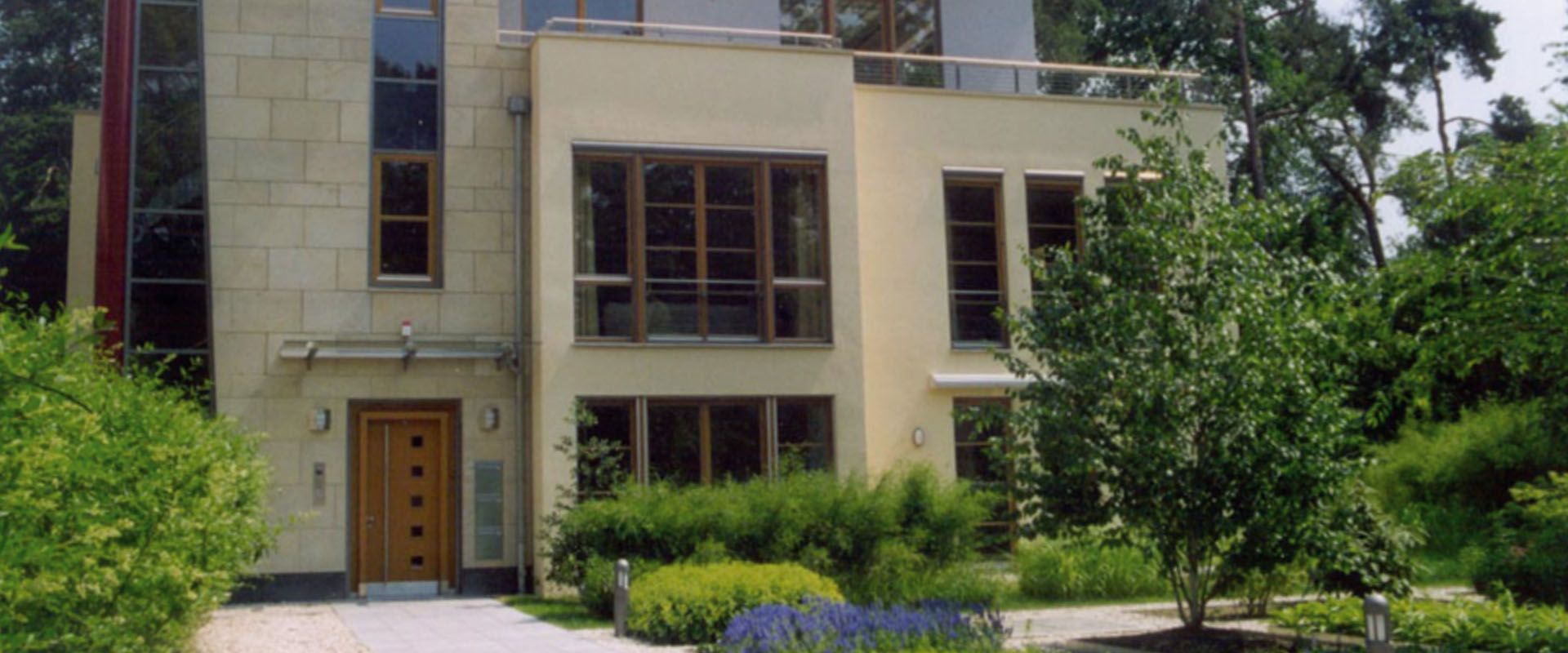Villenensemble mit raumhohen Fenster- und Türelementen in Eiche.